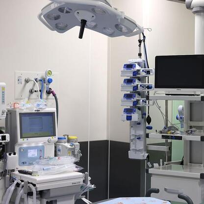 Nowoczesny, wyspecjalizowany szpitalny oddział ratunkowy z wykorzystaniem najnowocześniejszych technologii medycznych. (wygenerowano przez AI)