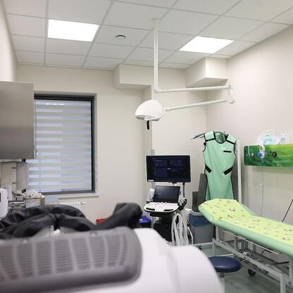 Nowoczesny, wyposażony w zaawansowane urządzenia medyczne, oddział ratunkowy w Szpitalnym Oddziale Ratunkowym w Centrum Zdrowia Dziecka i Rodziny im. Jana Pawła II w Sosnowcu. (wygenerowano przez AI)