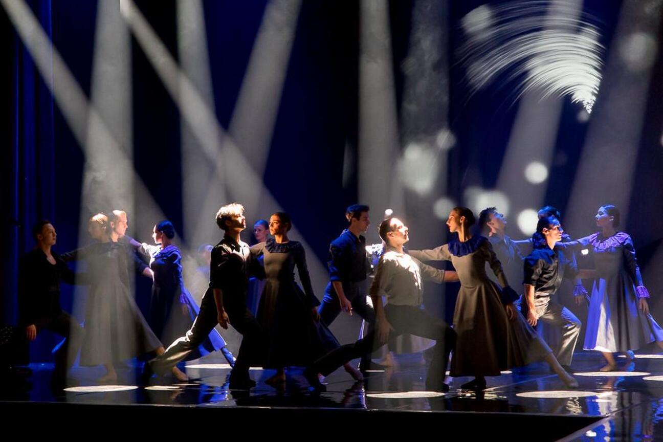 Danza na scenie pod dramatycznym oświetleniem, wspieranie twórczości kulturalnej w Śląsku. (wygenerowano przez AI)
