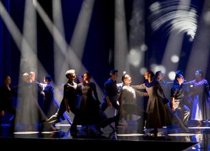 Danza na scenie pod dramatycznym oświetleniem, wspieranie twórczości kulturalnej w Śląsku. (wygenerowano przez AI)