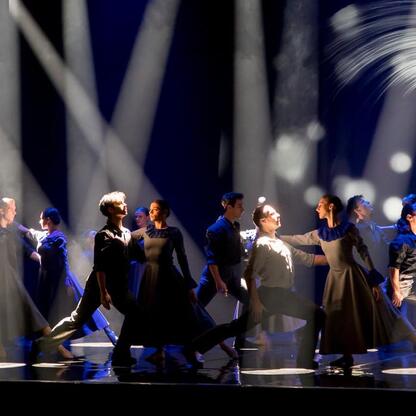 Danza na scenie pod dramatycznym oświetleniem, wspieranie twórczości kulturalnej w Śląsku. (wygenerowano przez AI)