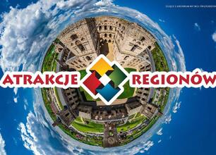 Panoramiczny widok na zabytkowy kamienny obiekt, prawdopodobnie zamek lub twierdza, z efektem fisheye, otoczony przez niebieskie niebo z białymi chmurami. Wydarzenie Atrakcje Regionów w Parku Śląskim. (wygenerowano przez AI)