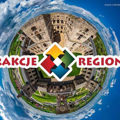 Panoramiczny widok na zabytkowy kamienny obiekt, prawdopodobnie zamek lub twierdza, z efektem fisheye, otoczony przez niebieskie niebo z białymi chmurami. Wydarzenie Atrakcje Regionów w Parku Śląskim. (wygenerowano przez AI)