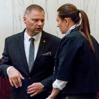 Rafał Adamczyk, członek zarządu województwa, omawia z koleżanką kwestie finansowe podczas sesji Sejmiku. (wygenerowano przez AI)