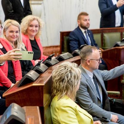 Grupa ludzi w Sejmiku Śląskiego dyskutuje nad zmianami w budżecie i Krajowym Planie Odbudowy. (wygenerowano przez AI)