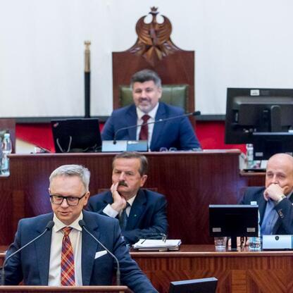 Sejmik Śląskiego podczas sesji nadzwyczajnej, rozmowy o zmianach w budżecie i Krajowym Planie Odbudowy. (wygenerowano przez AI)
