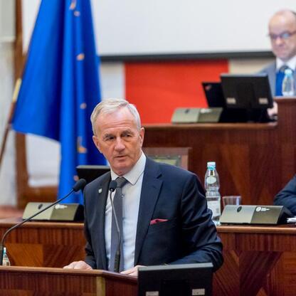 Formalne posiedzenie Sejmiku Śląskiego, rozmowy o zmianach w budżecie i planach odbudowy. (wygenerowano przez AI)