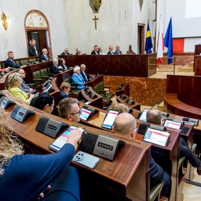 Sejmik Śląskiego Voivodztwa w trybie nadzwyczajnym, obrady nad Krajowym Planem Odbudowy i zakupem elektrycznych zespołów trakcyjnych. (wygenerowano przez AI)