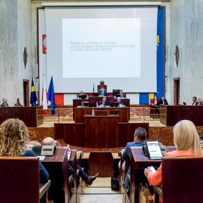 Formalne posiedzenie Sejmiku Województwa Śląskiego, omawiające zmiany w budżecie i KPO. (wygenerowano przez AI)