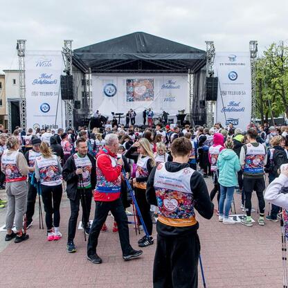 26. Bieg po Nowe Życie w Wiśle, wspierający polską transplantologię, z udziałem znanych osób z kultury i sportu. (wygenerowano przez AI)