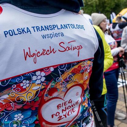 Zdjęcie przedstawia uczestnika 26. Biegu po Nowe Życie, wspierającego Polską Transplantologię. (wygenerowano przez AI)