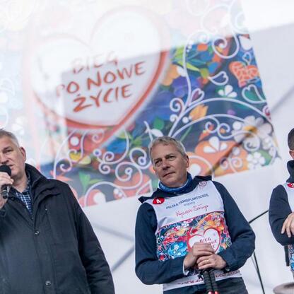 Marszałek Wojciech Saługa przemawia na 26. Bieg po Nowe Życie, wspierając polską transplantologię. (wygenerowano przez AI)