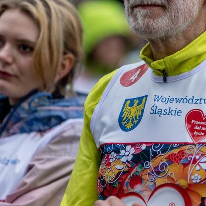 Zdjęcie przedstawia uczestników 26. Biegu po Nowe Życie, wspierającego polską transplantologię. (wygenerowano przez AI)