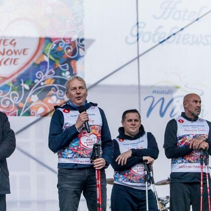 Marszałek Wojciech Saługa na 26. Bieg po Nowe Życie. (wygenerowano przez AI)