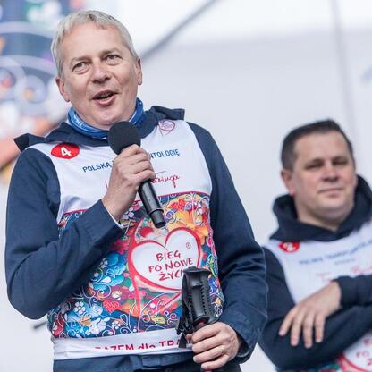 Marszałek Wojciech Saługa przemawia na Biegu po Nowe Życie, wspierając polską transplantologię. (wygenerowano przez AI)