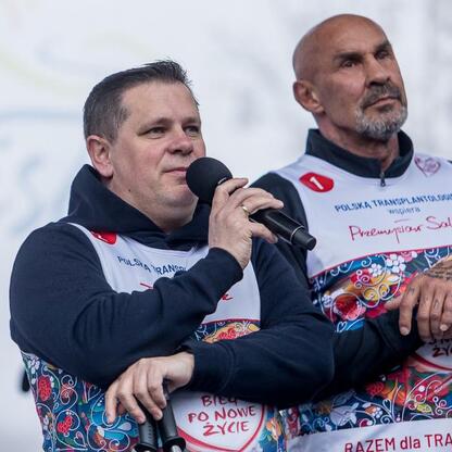 26. Bieg po Nowe Życie, wspierający polską transplantologię, z udziałem ambasadora Przemysława Salety i znanych osób. (wygenerowano przez AI)