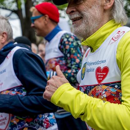 Zwycięski moment 26. Biegu po Nowe Życie, wspierającego polską transplantologię. Marszałek Wojciech Saługa i uczestnicy świętują dary życia. (wygenerowano przez AI)