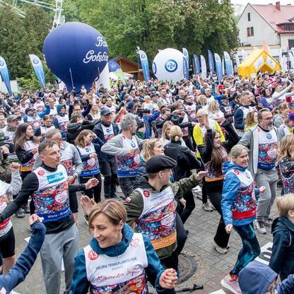 Zaprezentowane na zdjęciu uczestnicy 26. Biegu po Nowe Życie, wspierające polską transplantologię. (wygenerowano przez AI)