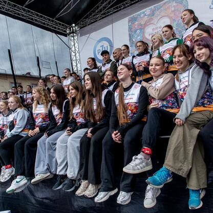 Zdjęcie przedstawia uczestników 26. Bieg po Nowe Życie, wspierającego polską transplantologię. (wygenerowano przez AI)