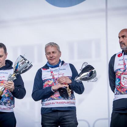 Podczas 26. Bieg po Nowe Życie marszałek Wojciech Saługa i inni uczestnicy otrzymali trofea, wspierając polską transplantologię. (wygenerowano przez AI)