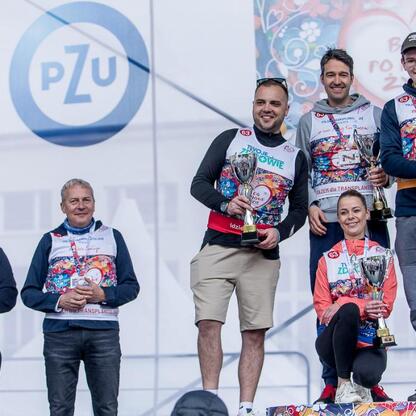Podczas 26. Bieg po Nowe Życie, Wojciech Saługa, Marszałek Województwa Śląskiego, odbiera trofeum na podium, podkreślając znaczenie wydarzenia dla transplantologii. (wygenerowano przez AI)
