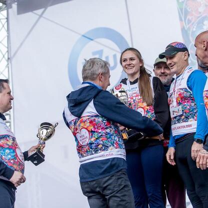 Zdjęcie przedstawia uczestników 26. Bieg po Nowe Życie, wspierającego polską transplantologię. (wygenerowano przez AI)