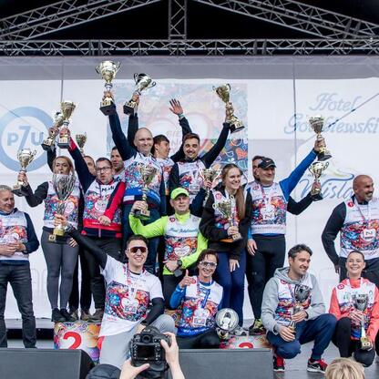 Z okazji 26. Bieg po Nowe Życie, Wojciech Saługa, Marszałek Województwa Śląskiego, uczestniczył w uroczystości, podnosząc trofeum i uśmiechając się razem z uczestnikami. (wygenerowano przez AI)