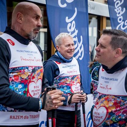 Tomasz Bujok, burmistrz Wisły, z nordic walking kijami na 26. Bieg po Nowe Życie. (wygenerowano przez AI)