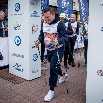 Tomasz Bujok, burmistrz Wiśla, uczestniczy w 26. Bieg po Nowe Życie, wspierając przeszczepionych. (wygenerowano przez AI)