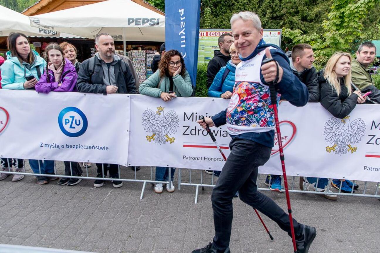 Zdjęcie przedstawia uczestników 26. Bieg po Nowe Życie, wspierającego polską transplantologię. (wygenerowano przez AI)