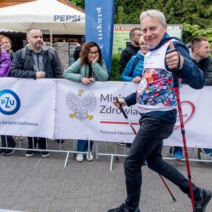 Na 26. Bieg po Nowe Życie marszałek Wojciech Saługa wyrusza z kijem, podtrzymując ducha uczestników. (wygenerowano przez AI)