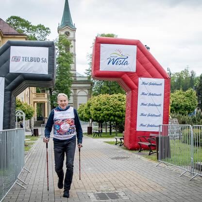 Start 26. Bieg po Nowe Życie w Wiśle, marszałek Wojciech Saługa i uczestnicy z nordic walking kijami. (wygenerowano przez AI)