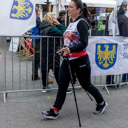 Uczestniczka 26. Bieg po Nowe Życie z Nordic walking polem, Silesia. (wygenerowano przez AI)
