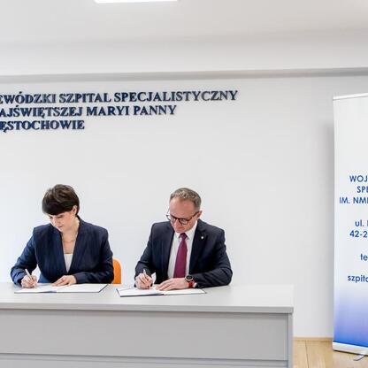 Podpis: Uroczyste podpisanie umowy o finansowanie rozbudowy Anestezjologii i Intensywnej Opieki w Wojewódzkim Szpitalu Specjalistycznym im. NMP w Częstochowie. (wygenerowano przez AI)