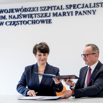 Grzegorz Boski, wicemarszałek województwa, podpisuje umowę o modernizację i rozbudowę Oddziału Anestezjologicznego i Intensywnej Terapii w Wojewódzkim Szpitalu Specjalistycznym im. Najświętszej Maryi  (wygenerowano przez AI)