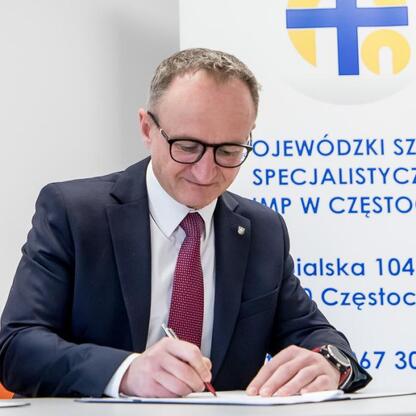 Grzegorz Boski, Wicemarszałek Województwa Śląskiego, podpisuje umowę o modernizację i rozbudowę Anestezjologii i Intensywnej Opieki Medycznej w Wojewódzkim Szpitalu Specjalistycznym im. Najświętszej M (wygenerowano przez AI)