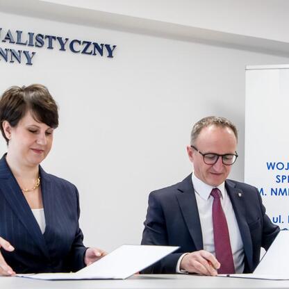Grzegorz Boski, wicemarszałek województwa, podpisuje umowę o finansowanie rozbudowy Anestezjologii i Intensywnej Opieki w Wojewódzkim Szpitalu Specjalistycznym im. Najświętszej Maryi Panny w Częstocho (wygenerowano przez AI)