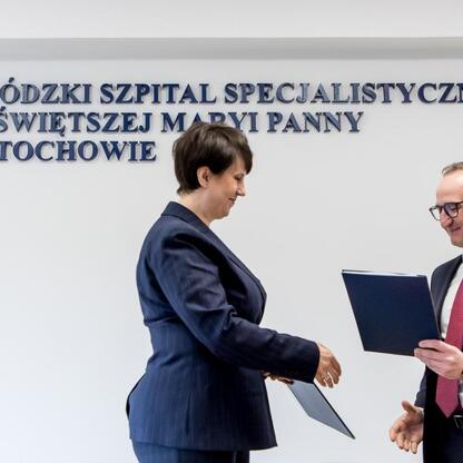 Grzegorz Boski, wicemarszałek Śląska, podpisuje umowę o rozbudowę Anestezjologii i Intensywnej Opieki Medycznej w Wojewódzkim Szpitalu Specjalistycznym im. Najświętszej Maryi Panny w Częstochowie. (wygenerowano przez AI)