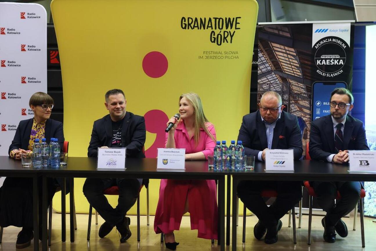 Panel dyskusyjny podczas konferencji prasowej festiwalu "Granatowe Góry", poświęconego Jerzemu Pilchowi, z udziałem członkini zarządu Województwa Śląskiego, Joanny Bojczuk. (wygenerowano przez AI)