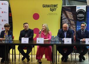Panel dyskusyjny podczas konferencji prasowej festiwalu "Granatowe Góry", poświęconego Jerzemu Pilchowi, z udziałem członkini zarządu Województwa Śląskiego, Joanny Bojczuk. (wygenerowano przez AI)