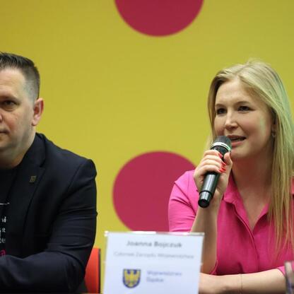 Zapowiadana konferencja prasowa festiwalu Granatowe Góry, poświęconego Jerzemu Pilchowi, z udziałem kluczowych osób związanych z regionem Śląskim. (wygenerowano przez AI)