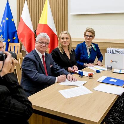 Formalne spotkanie w Starostwie Powiatowym w Częstochowie, gdzie przedstawiciele Subregionu Północnego otrzymują fundusze na lokalne inicjatywy w ramach programu Inicjatywa Sołecka. (wygenerowano przez AI)