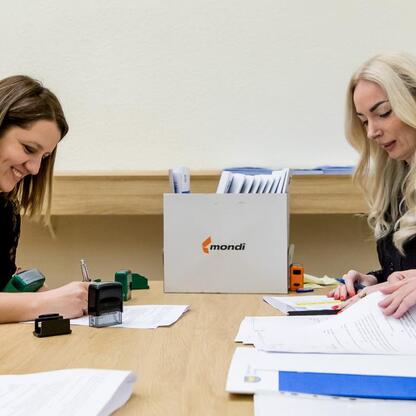 Trzy kobiety podpisują umowy w Starostwie Powiatowym w Częstochowie, w ramach programu Inicjatywa Sołecka. (wygenerowano przez AI)