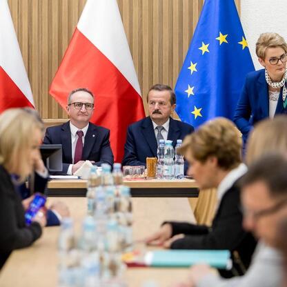 Grzegorz Boski, wicemarszałek, wręcza umowy sołectwom Subregionu Północnego. (wygenerowano przez AI)