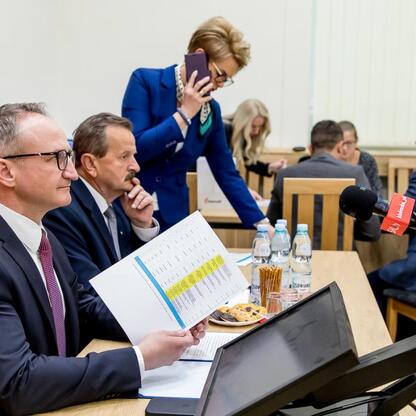 Wicemarszałek Grzegorz Boski prezentuje dokumenty podczas ceremonii wręczenia umów w Starostwie Powiatowym w Częstochowie. (wygenerowano przez AI)