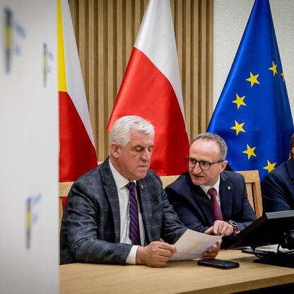 Grzegorz Boski, wicemarszałek, wręcza umowy sołectwom w ramach Inicjatywy Sołeckiej. (wygenerowano przez AI)