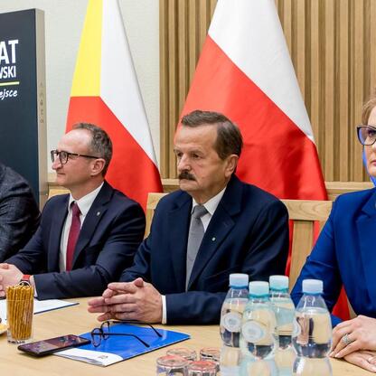 Grzegorz Boski, wicemarszałek, wręcza umowy sołectwom Subregionu Północnego w Częstochowie. (wygenerowano przez AI)