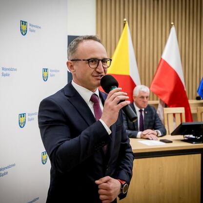 Grzegorz Boski, wicemarszałek Województwa Śląskiego, przekazuje umowy sołectwom z Subregionu Północnego w ramach programu Inicjatywa Sołecka. (wygenerowano przez AI)