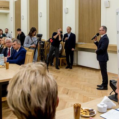 Grzegorz Boski, Wicemarszałek Województwa Śląskiego, przemawia na konferencji Inicjatywy Sołeckiej. (wygenerowano przez AI)