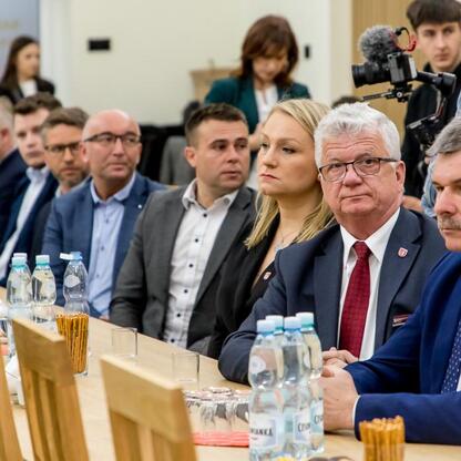Formalne spotkanie w Starostwie Powiatowym w Częstochowie, gdzie podpisywane są umowy w ramach Inicjatywy Sołeckiej. (wygenerowano przez AI)
